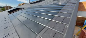 tejas solares en un tejado